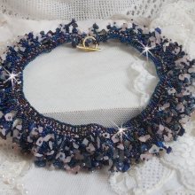 Collier Fleur de corail monté avec des pierres de gemme : le Lapis Lazuli, le Quartz et le Sodalite. J’ai mis en forme ce collier aux dentelles de rocailles Roses et Jet AB pour un monde de coraux 