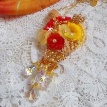 Pendentif Bouton d’Or brodé avec du fil coton Jaune, fleurs, feuilles, rocailles, cristaux, chaîne plaquée or, inspiration contemporaine.