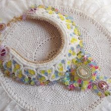 Collier plastron Envolée Fleurie, fleurs en lucite, perles et rocailles brodé façon Haute-Couture