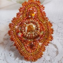 Bague Rumba brodée avec un cabochon en Cristal de Swarovski Sunshine ornée de facettes Cristal Jaune/Orange et Abricot à laquelle s'ajoute des chatons, rocailles Oranges et Dorées sur bague Dorée