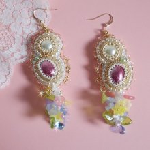 BO Envolée Fleurie brodées avec des fleurs Lucite, des cabochons en résine,des perles rondes aplaties des rocailles et des crochets d'oreilles en Gold Filled 14 carats