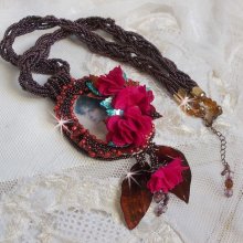 Pendentif Belle Hélène pour une mode vintage avec un cabochon visage d’une femme, fleurs en tissu mis en forme aves rocailles Dark Bronze, cristaux, feuilles en Nacre Marron et Calcite Jaune/Blanc