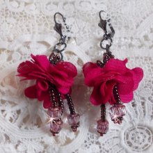 BO Belle Hélène créées avec une fleur en tissu fuchsia, facettes Antique en verre, rocailles et dormeuses fleur de lys en laiton                    
