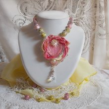 Collier Coeur Tendre, perles céramique, Crystal de Swarovski et un Shibori de soie.