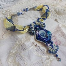 Collier pendentif Haute-Couture Blue Palace avec des rocailles de couleurs et des cristaux de Swarovski