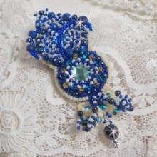 Broche Blue Palace Haute-Couture brodée avec des Cristaux de Swarovski, des perles rondes nacrées, des facettes en verre de bohème et des rocailles