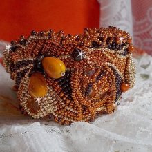 Bracelet manchette Lady in Orange, cristal de Swarovski, rocailles, perles et cuir façon Haute-Couture