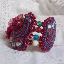 Bracelet Enchantement d'Automne brodé avec des Cristaux de Swarovski, des perles rondes nacrées en résine, une dentelle et des rocailles