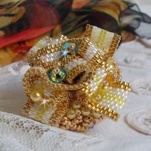 Bague Sunflower Gold plaqué or 24 carats brodée avec des perles nacrées et cristaux de Swarovski façon Haute-Couture