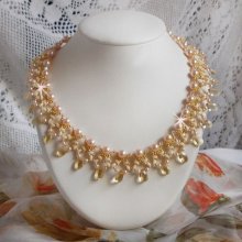 Collier Charmeuse Champagne Champagne avec des cristaux : perles nacrées/toupies, gouttes en verre et rocailles. Aux couleurs Gold, Pêche, Jaune et Beige pour les beaux reflets du soleil. 