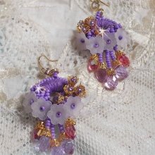 BO Laureline brodées avec un fil coton Violet, montées avec des cristaux, fleurs lucites, perles nacrées en verre, calottes dorées et rocailles sur des crochets en laiton, une belle élégance.