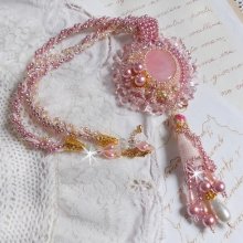 Collier pendentif Quartzib'Elle brodé avec un Quartz rose, une pierre très fine