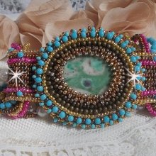 Bracelet Cheyenne manchette brodé avec une pierre de gemme, un rubis Fuchsite avec des rocailles Miyuki et des rocailles tchèques.