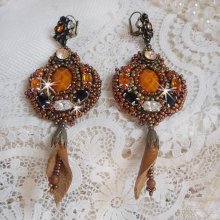 BO Amber Romance avec un cabochon en résine orné de cristaux : navettes Topaz, Noir et Cristal avec rocailles. Le cuir complète les pendants avec des perles en Agate sur dormeuses. Un style Amérindien