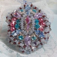 Bague Mademoiselle Bluse brodée avec des navettes en Cristal : Tanzanite, Light Saphir et Cristal à laquelle s’ajoute des chatons, toupies, perles rondes nacrées Rose en verre et rocailles