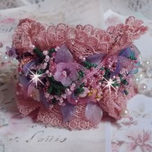 Bracelet Jardin Poétique manchette brodé avec dentelle Vieux Rose, résille tubulaire, cristaux, fleurs et feuilles Lucites, fleurs givrées Résine, facettes, rocailles et perles rondes en Nacre