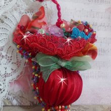 Broche Ombrelle Rubis brodée avec un ruban de soie Rouge, des cristaux de Swarovski, des fleurs Lucite, des perles en verre de Bohème et des rocailles