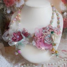 Collier Douceur Poudrée Haute-Couture crée avec des dentelles, des cristaux de Swarovski, du Jade, des perles, des accessoires en plaqué Flash Or sur laiton 24 carats et des rocailles.