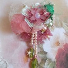 Broche Douceur Poudrée brodée sur une base et une broche Dorée en Laiton avec du ruban velours, tulles, ruban Organza, étamines, coupelles, cristaux, perles rondes en Verre et rocailles