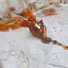 Pendentif  Souffle d'Automne Chic Ethnique, brodée tout en perles et cristal de Swarovski 