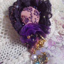 Broche Lady Romantique brodée avec une dentelle violine année 1950 avec un tissu en lin vieux rose brodé de fleurs et branches en rocailles bordé d’un ruban organza, fleurs, cristaux et breloques