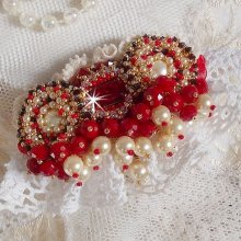 Broche Rubis brodée avecun cabochon en verre de bohème des années 1960, des perles nacrées, des Cristaux de Swarovski et des rocailles