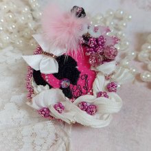 Pendentif Pink brodé avec ruban de soie, fleurs cloches en verre, rocailles, écusson et pompons fourrure vison 