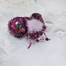 Broche Mouchi Rose Fuchsia et Noir brodée avec sequins, strass, perles verres, rocailles et perles cristal Swarovski
