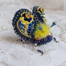Broche cara royal soleil, brodée avec perles d’eau douce, sequins, verre, strass et cristaux de swarovski