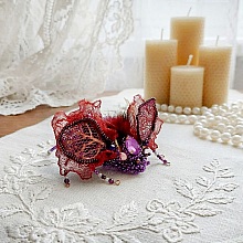 Broche Scarabée Chinese Purple brodée avec pierre de gemme, dentelle ondulée, rocailles et perles Cristal Swarovski