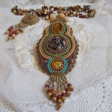 Collier pendentif Fauve brodé avec plusieurs oeil de tigre, façon Haute-Couture
