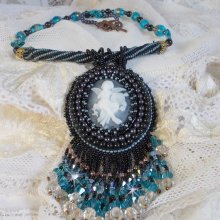 Collier pendentif Angelot brodé avec un ange en acrylique