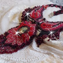 Plastron Cardinal brodé de rouge et noir avec un Jaspe rouge, des perles en onyx et des cristaux de Swarovski