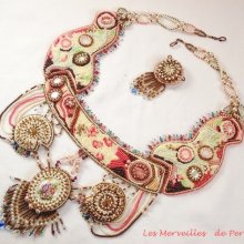 Collier Arc-En-Ciel brodé avec un cabochon en porcelaine de limoge façon milles et une nuit