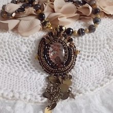 Collier Aube brodé avec un camé en résine d'un portrait de femme