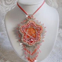 Collier pendentif Corail brodé avec une étoile en métal et perles de culture 