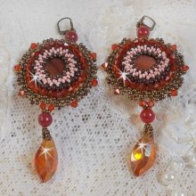 BO Topaz brodées avec des cabochons Acajou en Nacre, des perles rondes lisses Topaz à laquelle s'ajoute des toupies Indian Red, rocailles et pendants montés avec des dormeuses en Laiton