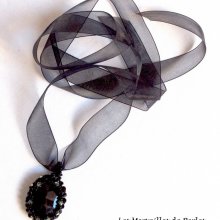 Collier pendentif Mirano brodé de cristaux façon Effet magique
