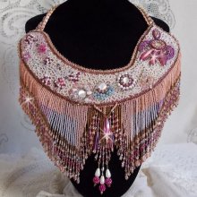 Plastron Rose Eternelle brodé avec des pierres semi-précieuse et pleins de perles diverses de qualité