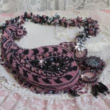 Plastrron Ville d'un Soir Noir et Rose, un reflet de lumière brodé avec des Quartz et des Cristaux de Swarovski