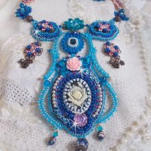 Plastron Belle Epoque, Haute-Couture brodé avec des Cristaux de Swarovski et diverses belles perles