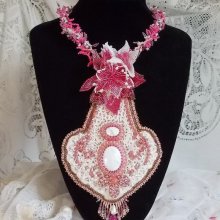 Collier plastron Lys Rose brodé avec une pierre de gemme l'Howlite blanc, rocailles, dentelle et perles diverses façon Haute-Couture