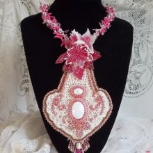 Plastron Lys Rose brodé avec une pierre de gemme l'Howlite blanc, rocailles, dentelle et perles diverses façon Haute-Couture