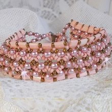 Bracelet façonné avec des perles Tila Rose Royale.