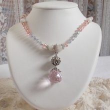 Collier pendentif Rose Irisée brodée de cristaux de Swarovski, argent, pierre de Lune et perles
