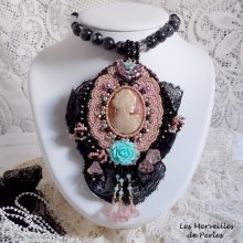 Collier pendentif Marquise brodé des perles nacrées, une très belle dentelle, un bijou somptueux 