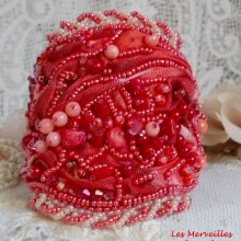 Bracelet Coralie manchette brodé avec des coraux Rouges, des Rose Light et des rocailles
