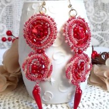 BO Coralie brodées avec des pierres semi-précieuses corail, des Cristaux de Swarovski, des rocailles et des crochets en Gold Filled 14 carats