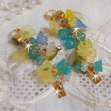 BO bella yellow pendantes dorées en laiton avec cristaux, fleurs en résine, perles rondes en verre, chaînette et dormeuses dorées en laiton