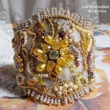 Bracelet manchette Colorado joliment brillant avec les perles jaunes.